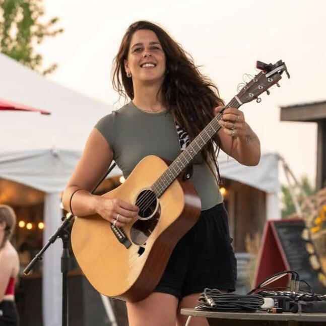 Sabrina est chansonnière, musicienne et créatrice de contenu - Partenariat
